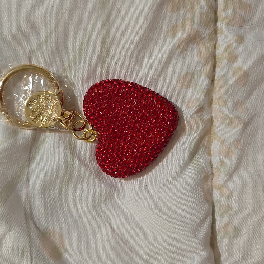 Keychain/Bag Charm - Glitter Red Heart with Gold Toned Hardware - Picture 2 of 3